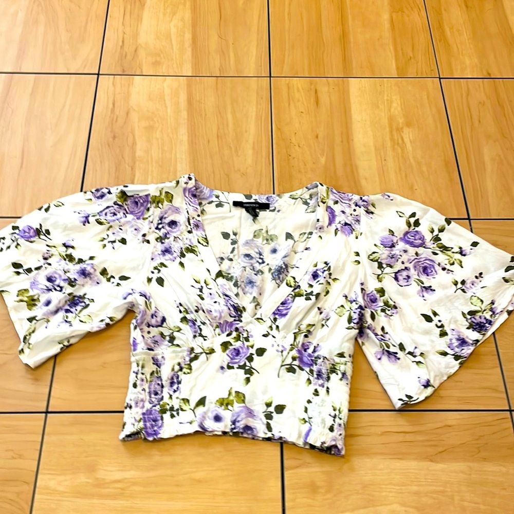 Floral flutter sleeve crop top